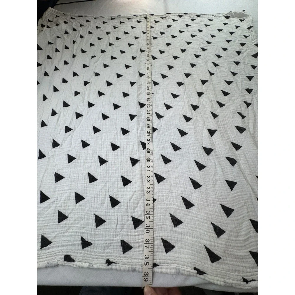 Modern Black Triangle Print White Cotton Muslin Baby Swaddle Blanket 40x42